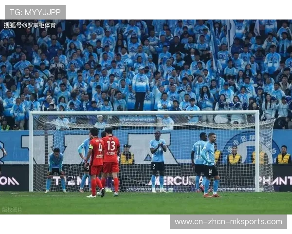 莫斯克拉禁区内手球送点,VAR回看确认判罚引发双方争议 莫斯克拉禁区内手球送点,VAR回看确认判罚引发双方争议